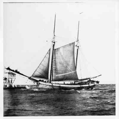 Helen entering Manitowoc pierhead 1880
