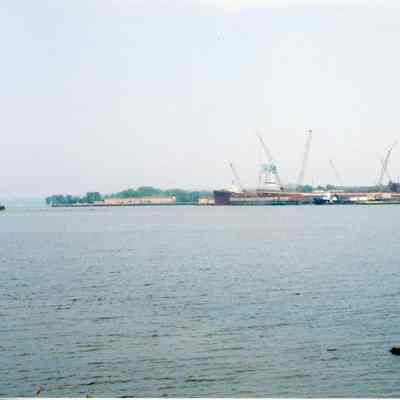 Barge and tug at Bay Shipbuilding 2006