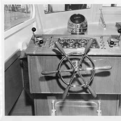Pleasure Craft 37t35 wheelhouse and instrument panel