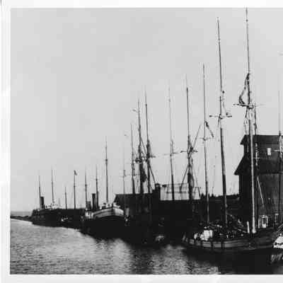 Emma L. Nielsen docked at Manitowoc Harbor