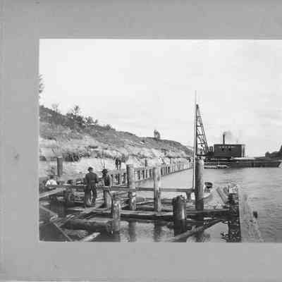 USED No. 1 crane Working in the channel