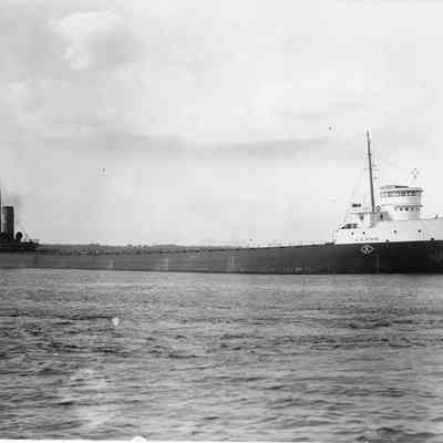 Freigther A.M. Beyers from the Reiss Steamship Company underway