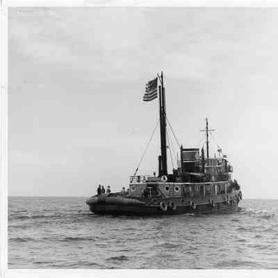 Tug John Roen IV underway