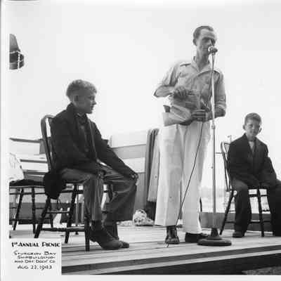 Man speaking at SBSB&DD Co. 1st annual picnic August 22, 1943