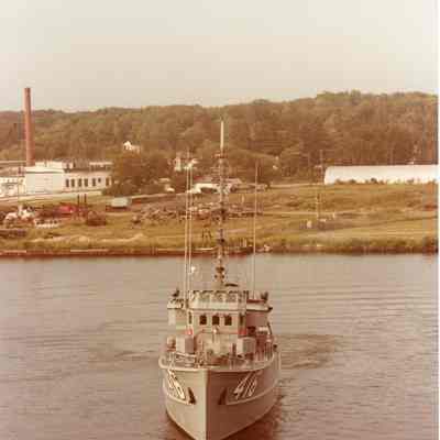 PBI Navy Ship MSC-324 / M-416 Al-Wadeeah underway straight on bow view