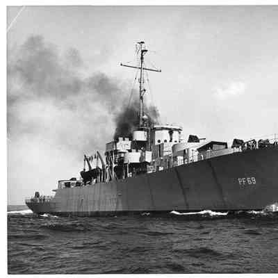 PF-69 USS Davenport underway