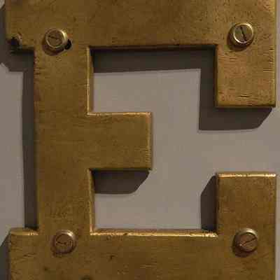 E Plaque