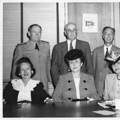 Alva Smith with two women sitting at a table