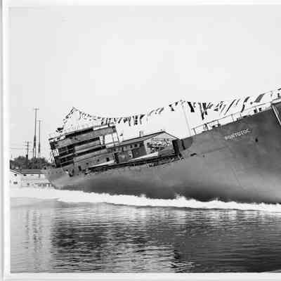 AK-206 USS Pontotoc laumching at Leathem D. Smith Shipbuilding Co.