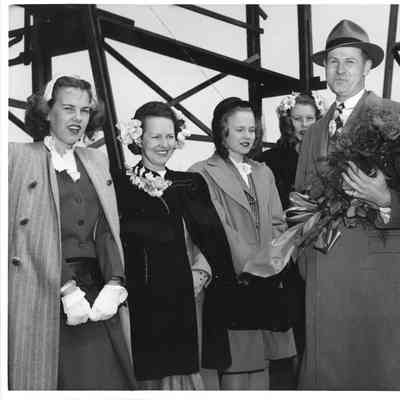Suzanne, Alva, and Patsy Smith with three people