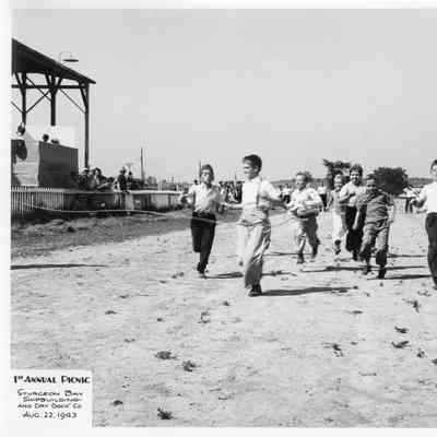 Group of children at SBSB&DD Co. 1st annual picnic August 22, 1943