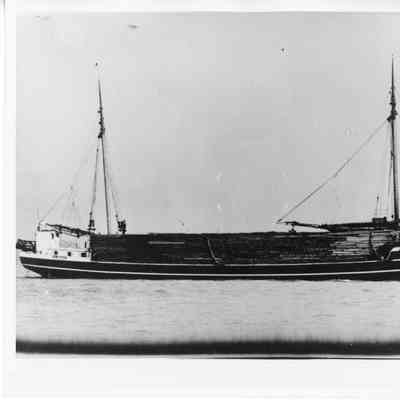 Schooner W.K. Moore loaded with lumber