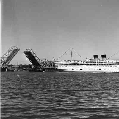 South American underway in Bay of Sturgeon Bay