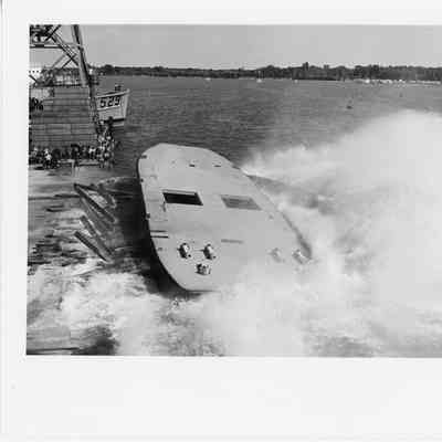 95' Tug hull just hitting the water, throwing spray