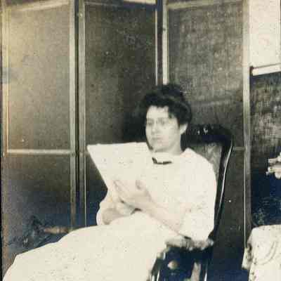 Nena Hotz reading