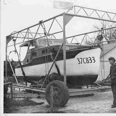 Blocking up first boat lifted by Baudhuin Yacht Harbor 1944