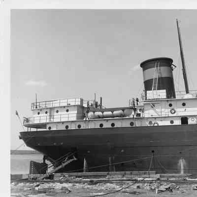 Stern view of Elton Hoyt II docked