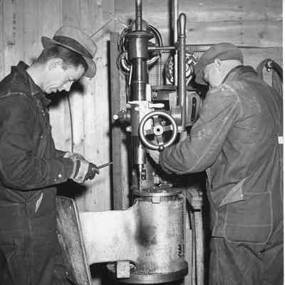 Workers with boring strut