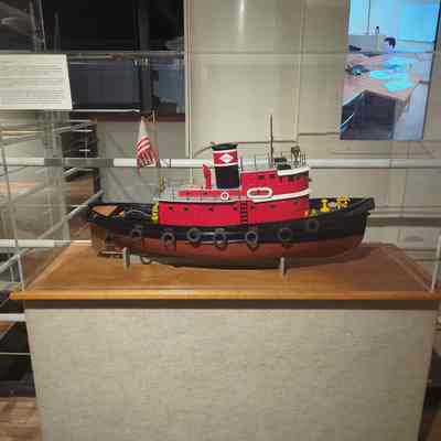 Roen Salvage Ship Model
