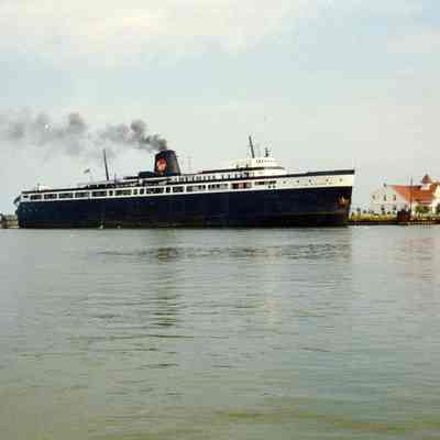 Carferry City of Midland 41 exchanging cars at Kewaunee Harbor 1987