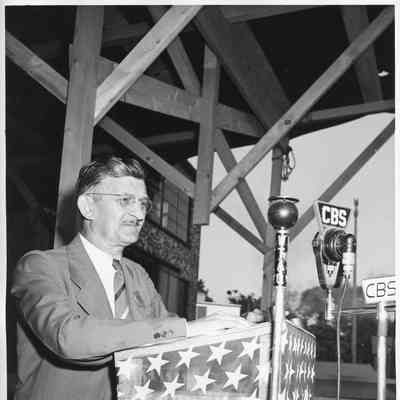 Wolcott E Spofford giving speech at Maritime M award