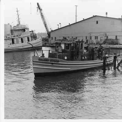 US Army ST-920 leaving dock with men on board
