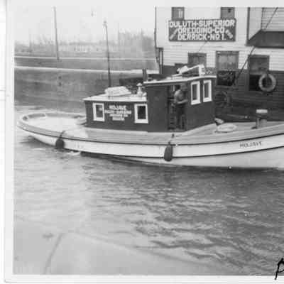 Tugboat Mojave next to Duluth-Superior dredging-co Derrick-No.1