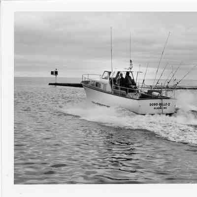 Doro-Belle-II, Algoma, leaving breakwater