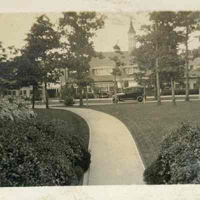 Car parked at Lakeshore Country Club Glencoe 1916