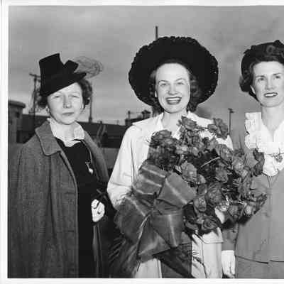 Mrs. George Reeke in center holding roses