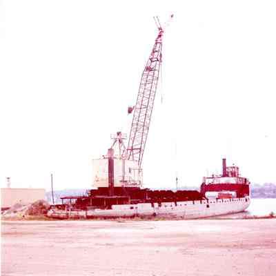 Lillian crane barge at Bay Shipbuilding 1991