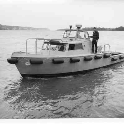 40' PPR MK3 underway with two men on board