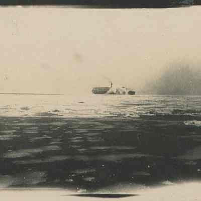 Alabama stuck in ice in Chicago Harbor