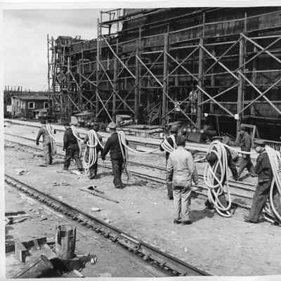 line of seven unidentified men carrying rope
