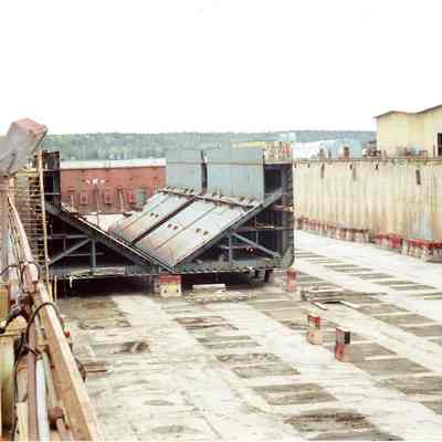 Construction of dump scow at Bay Shipbuilding 2002