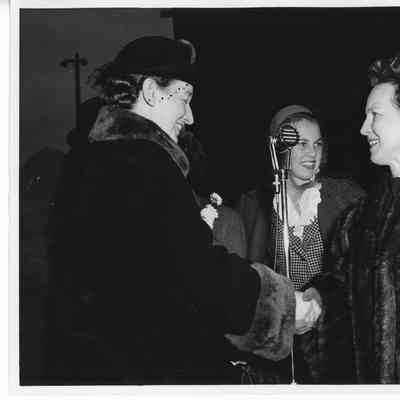 Alva Smith shaking hands with unidentified woman