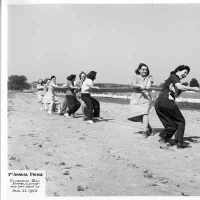 Tug of war at SBSB&DD Co. 1st annual picnic August 22, 1943