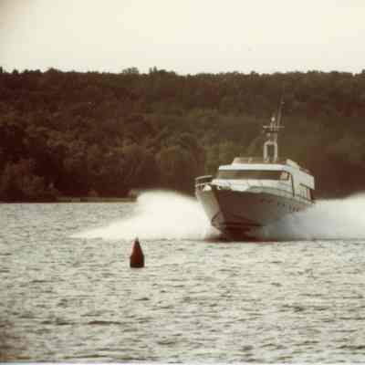 Bow view of Beayondan underway