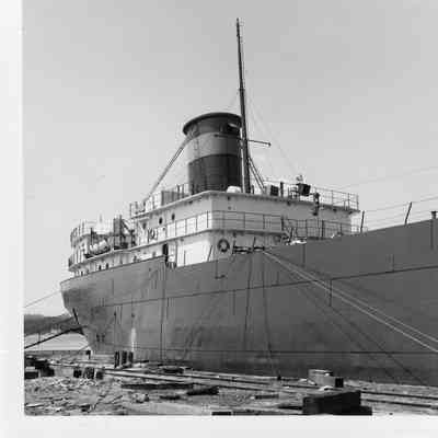Stern view of Elton Hoyt II docked