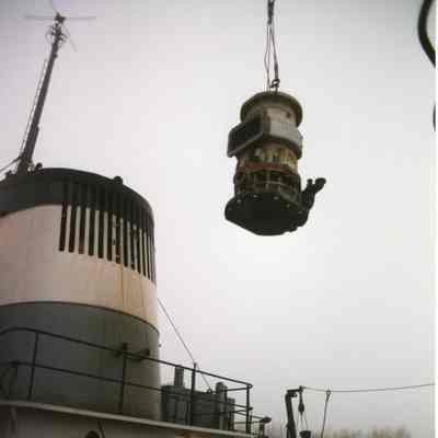 Medusa Challenger engine cylinder hanging above ship January 1998