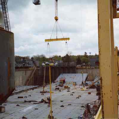 Building ocean oil barge Energy at Bay Shipbuilding 2005