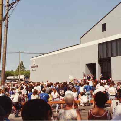 Palmer Johnson Open house crowd on Kentucky Street 7/22/1987