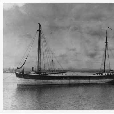 Sophia Minch being towed