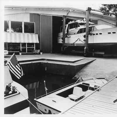 Travelift holding yacht FL6497AC