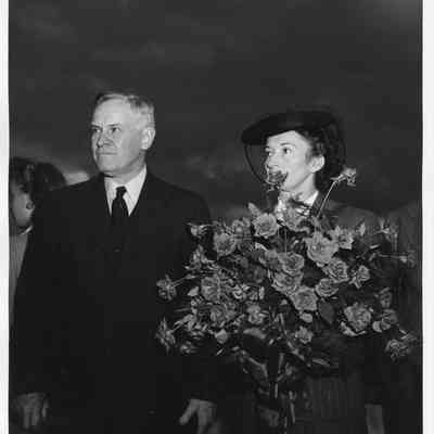 Mr. and Mrs. Sydney T. Smith holding roses