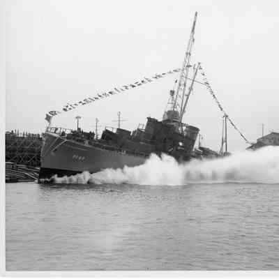 PF-69 USS Davenport launching