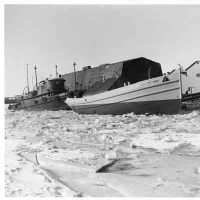 US Army ST-880 docked next to John Roen III