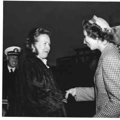 Alva Smith shaking hands with Felice Ferguson