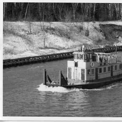 Vessel Tadpole going through Sturgeon Bay Ship Canal