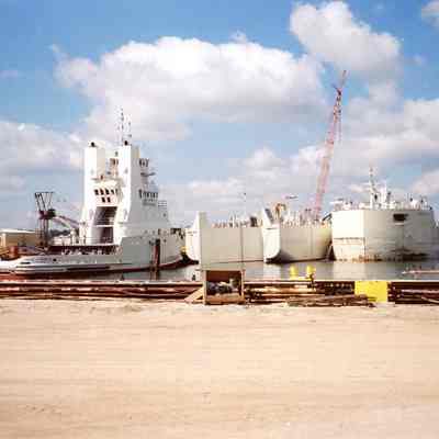 Tug Samuel De Champlain and barge Innovation